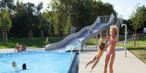 Außenbecken mit Rutsche der Therme Wien