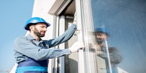 Handwerker vor Fenster