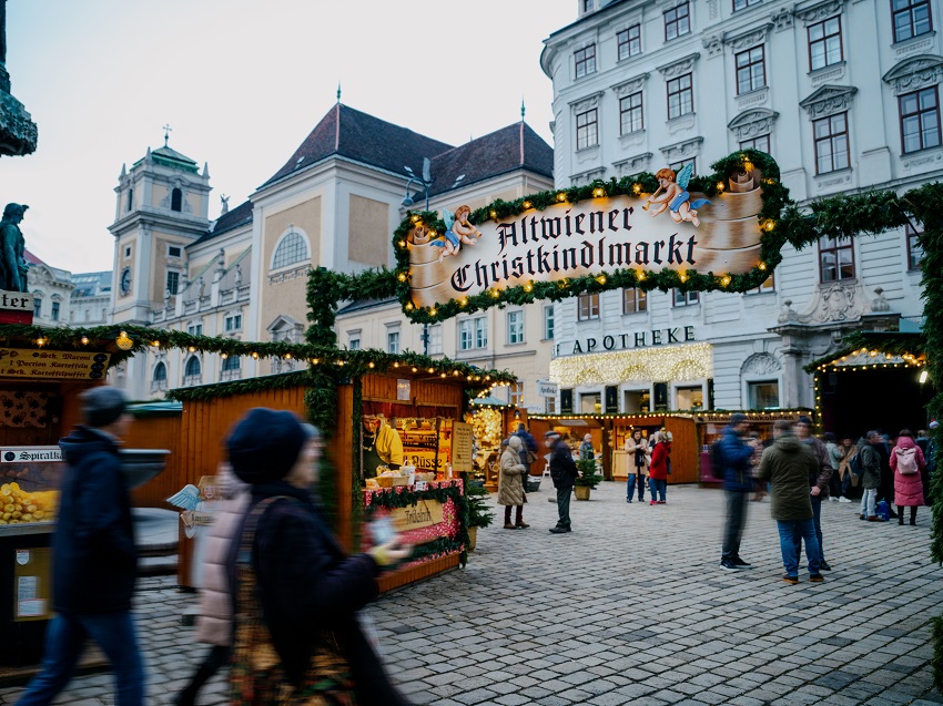 Aufnahme Altwiener Christkindlmarkt Freyung, im Hintergrund eine Apotheke