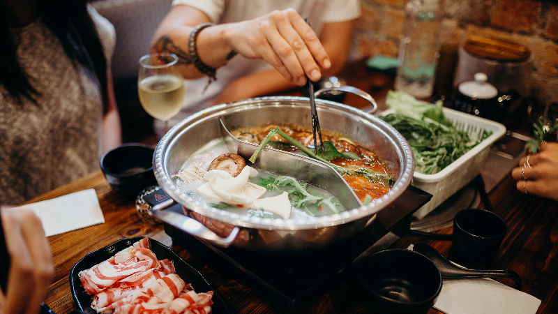 Korean Hot Pot Buffet auf einem Tisch