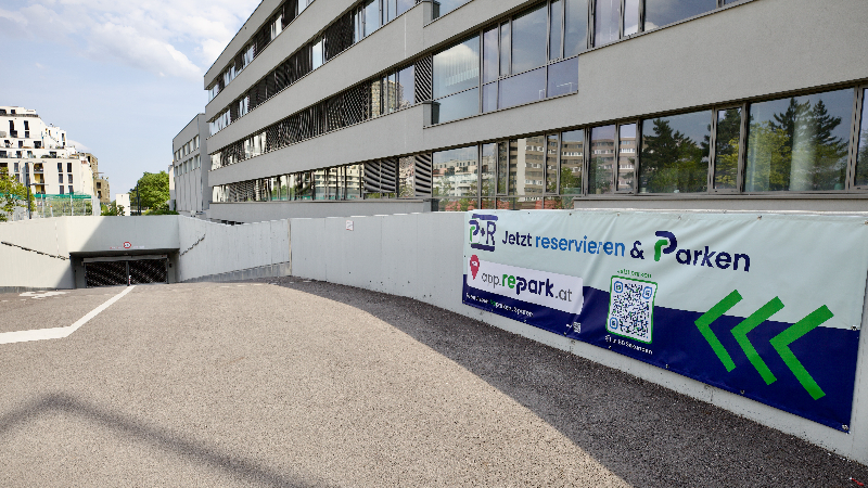 Garagenausfahrt mit Repark Banner