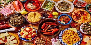 Verschiedene spanische Tapas auf einem bunt gedeckten Tisch