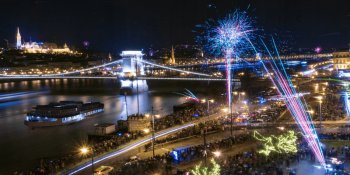 Viele Menschen feieren Silvester am Budapester Donauufer