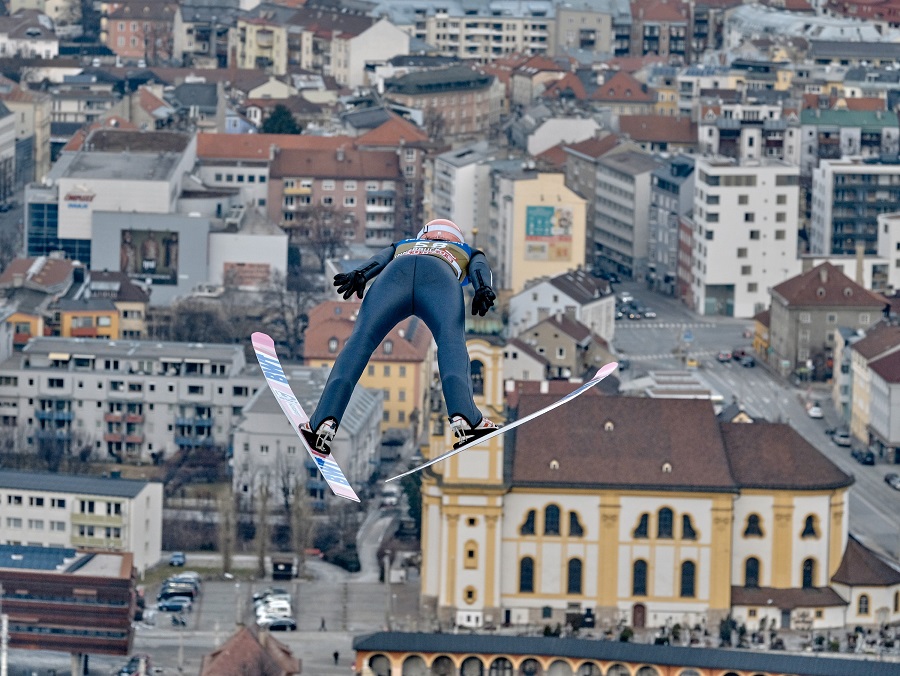 Skispringer über Innsbruck