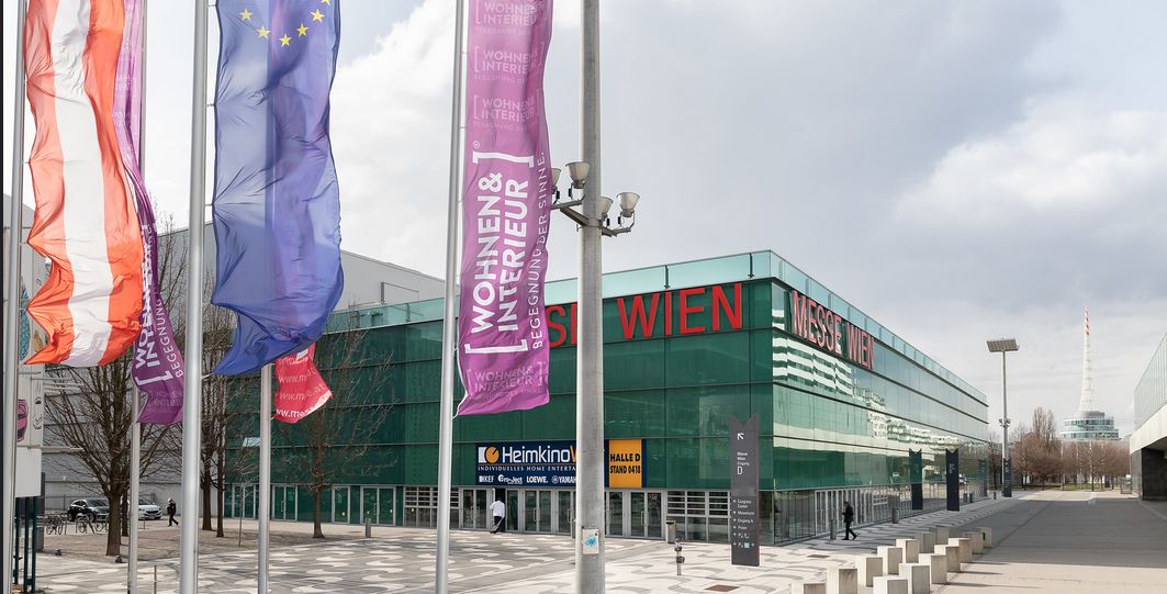 Messe Wien von Außen mit Flaggen der wichtigsten Messen