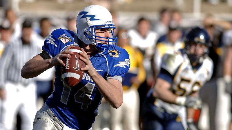 Footballer in blauem Trikot schießt Ball