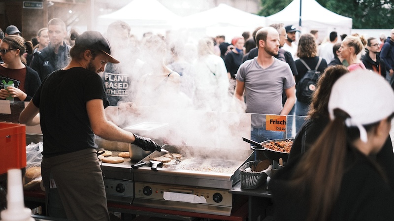 Koch bereitet Speisen auf einem Food Festival zu