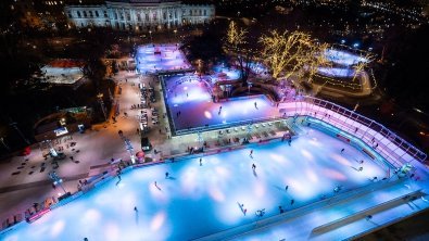 Wiener Eistraum auf dem Rathausplatz aus der Vogelperspektive, Blick Richtung Burgtheater