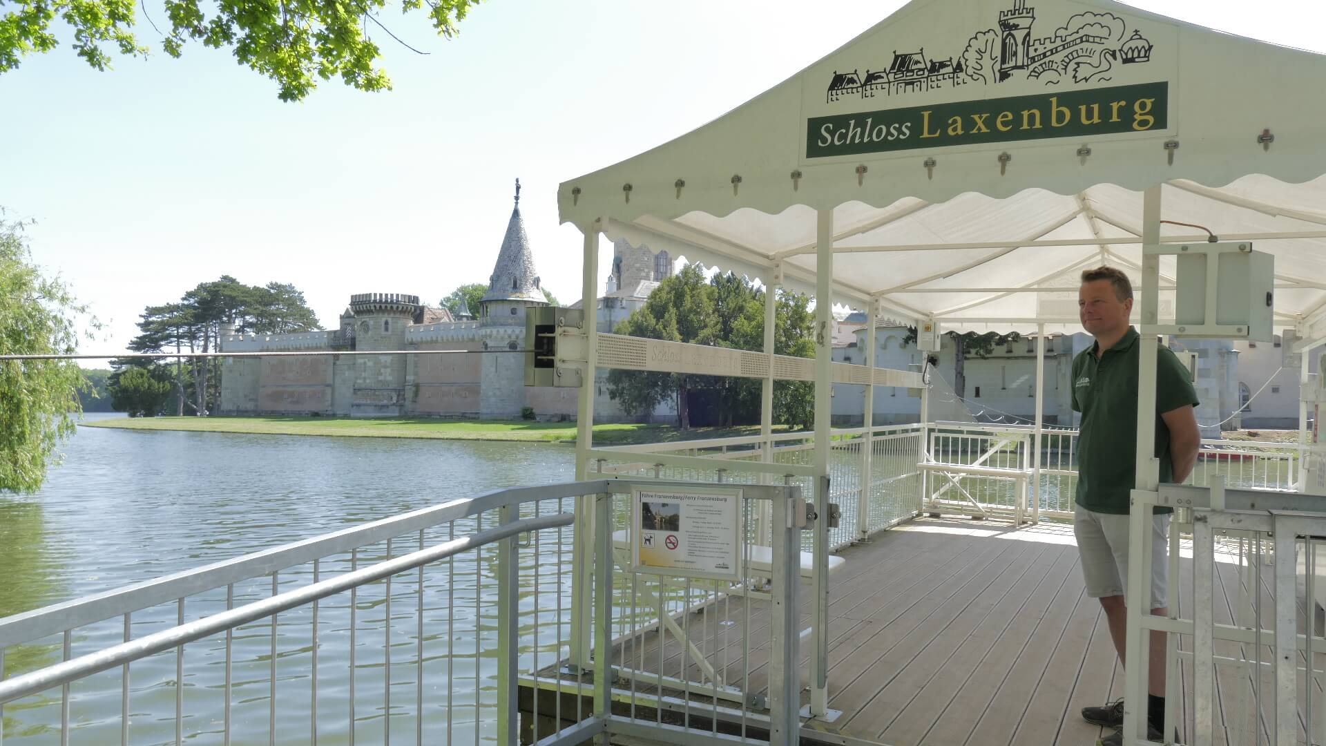 Fähre im Schlosspark Laxenburg zur Franzensburg