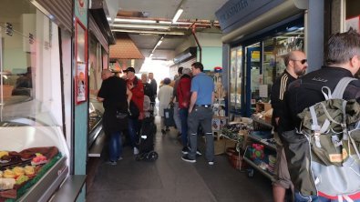 Stände am Floridsdorfer Markt in Wien, Marktbesucher