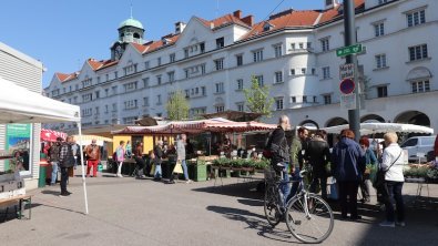 Stände am Floridsdorfer Markt in Wien, Hauszeile im Hintergrund