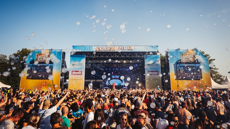 Bühne mit großer Zuschauermenge davor, Donauinsel Open Air Festival