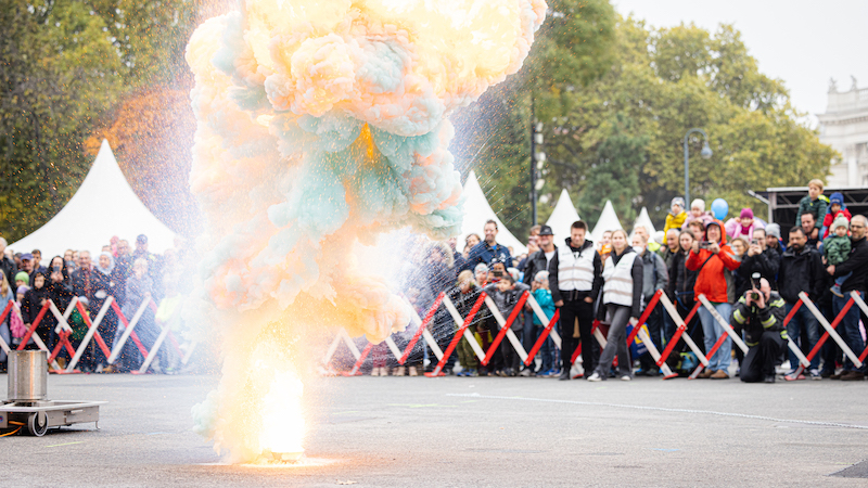 Vorführung zum Thema Verhalten im Brandfall am Wiener Sicherheitsfest, im Hintergrund Zuschauer