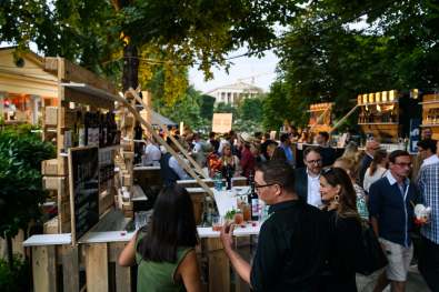 Liquid Market Festival Wien, zahlreiche Gäste an einer Bar