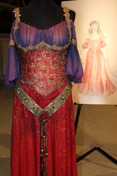 Glöckner von Notre Dame Musical Ronacher: Kostüm Esmeralda, Kleid in rot und violett mit Pailletten