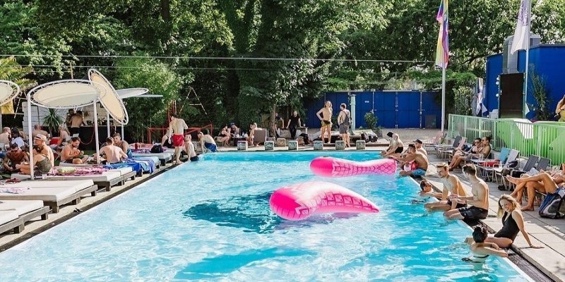 Menschen liegen am Pool in der Pratersauna