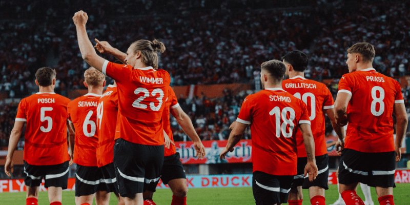 jubelnde ÖFB Nationalspieler nach einem tor im Ernst Happel Stadion. Von links nach rechts: Posch, Seiwald, Wimmer, Schmid, Grillitsch und Prass