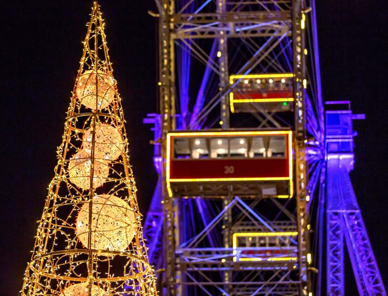 Blick auf das Wiener Riesenrad während des Wintermarktes 