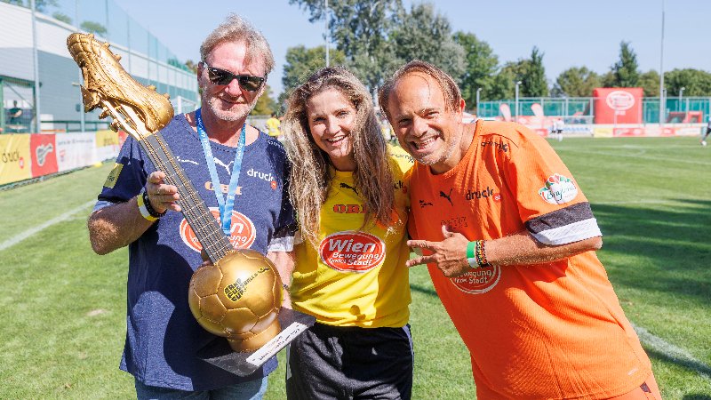 Andi Ogris, Lizz Görgl und Leo Aberer lachen in die Kamera