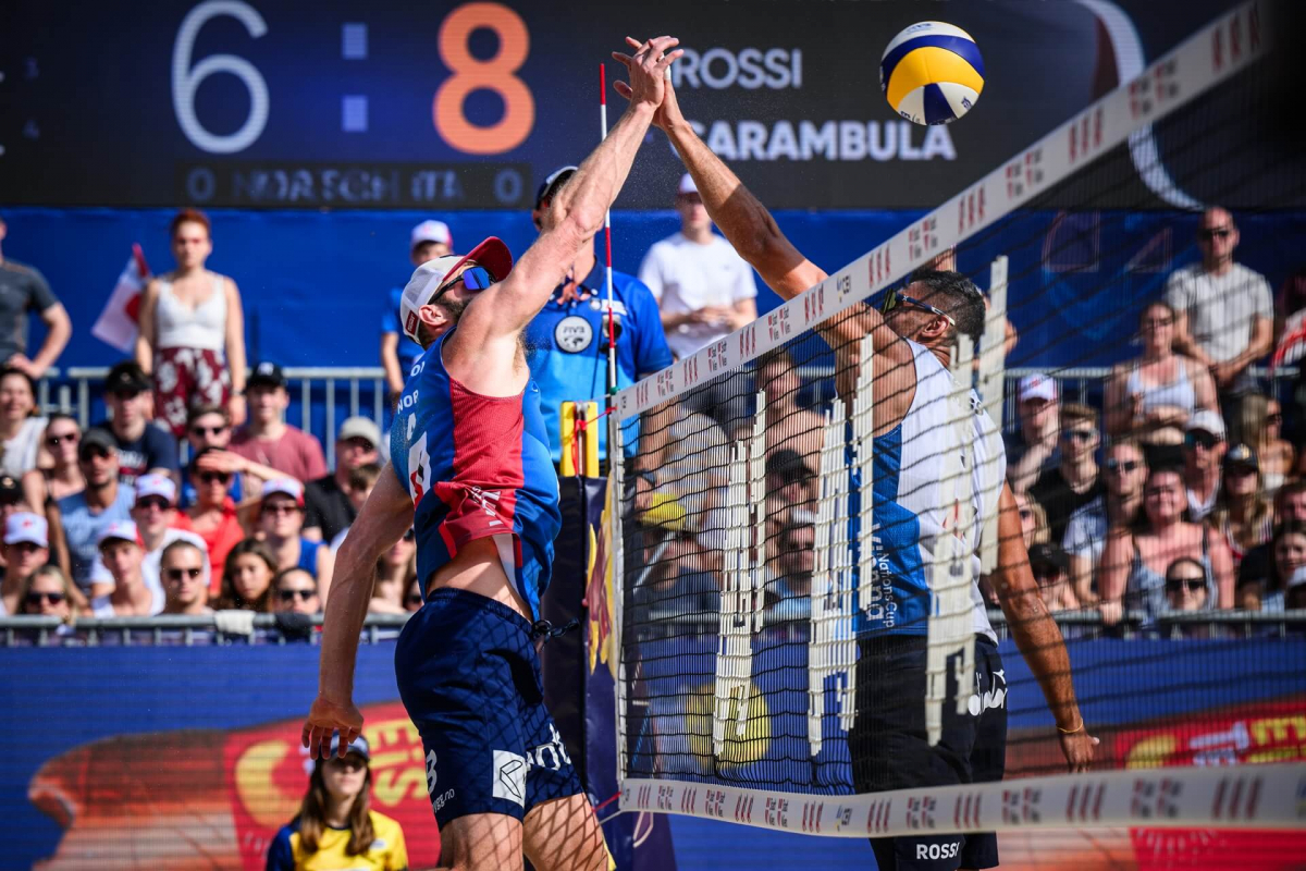 Spieler während einer Partie bei der Beachvolleyball-EM