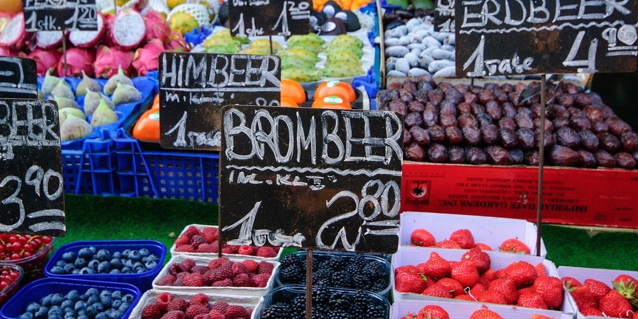 Oststand mit verschiednen Früchten und Preisschildern