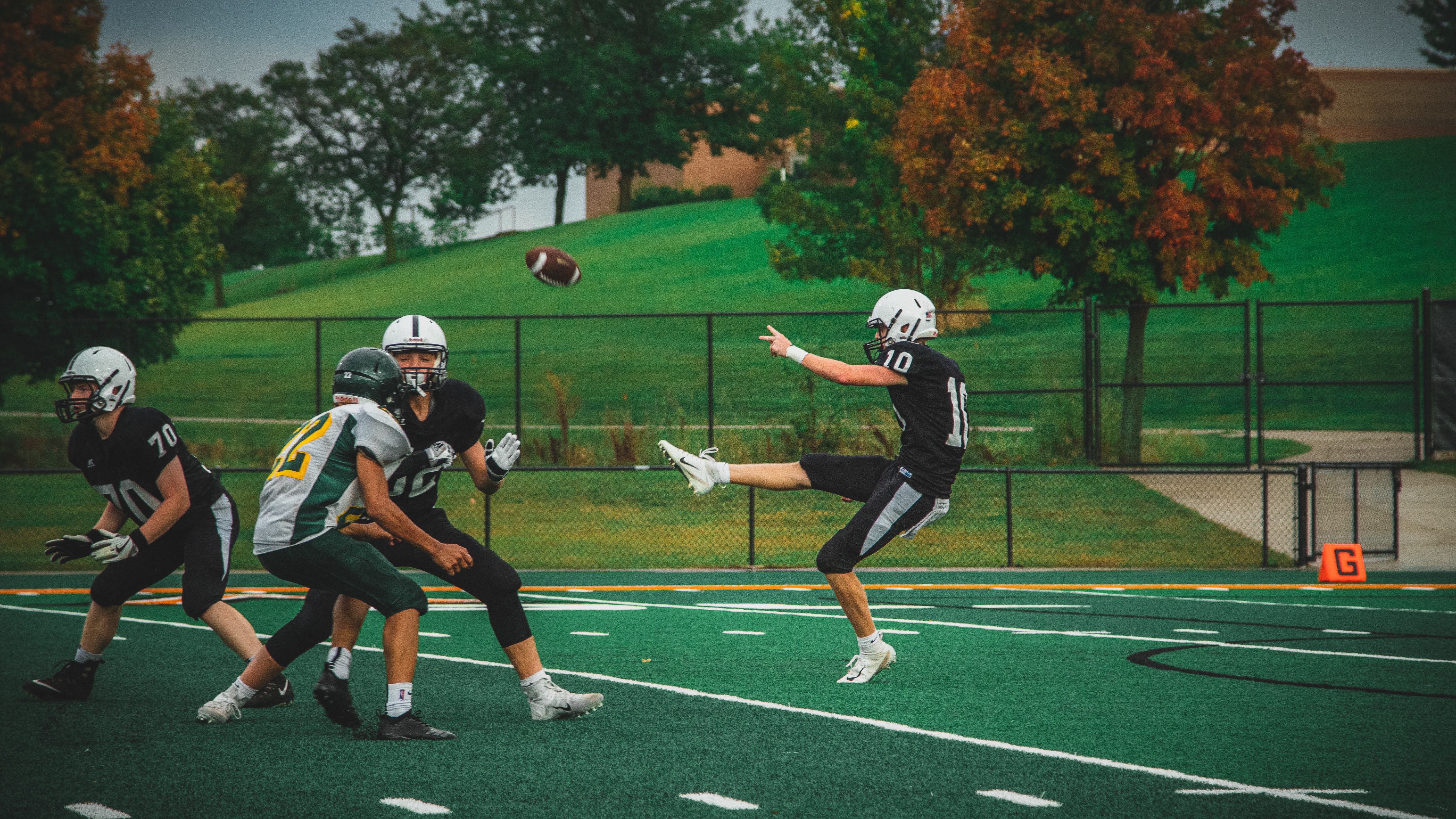 Kinder spielen American-Football