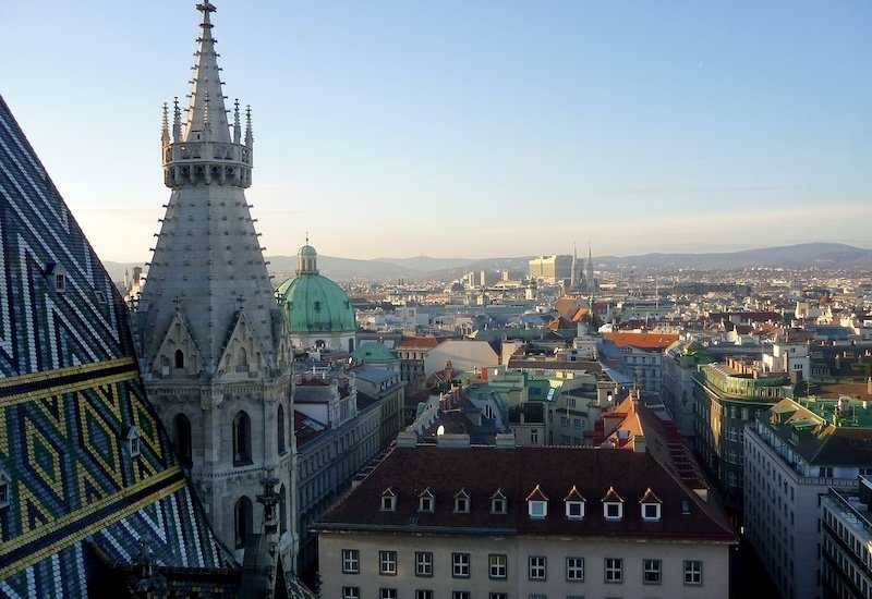 Landschaftsfoto, Blick vom Stephansdom auf die Wiener Innenstadt. 