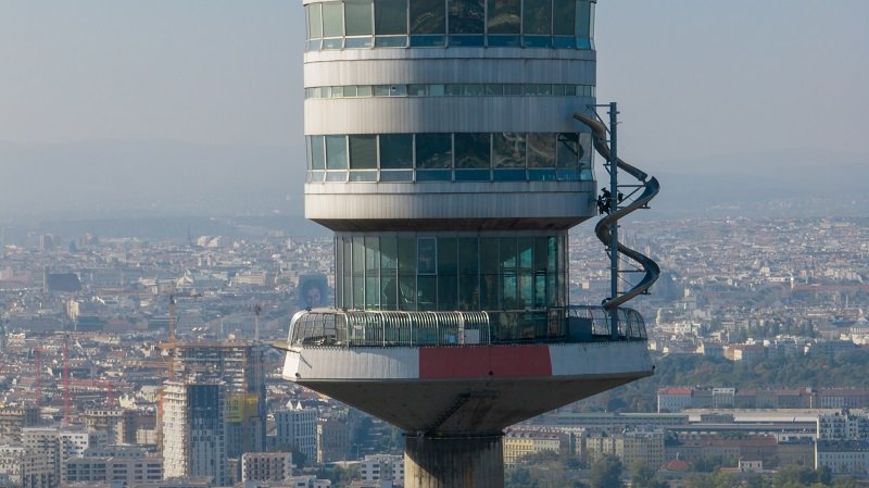 Das Bild zeigt die Donauturmrutsche.