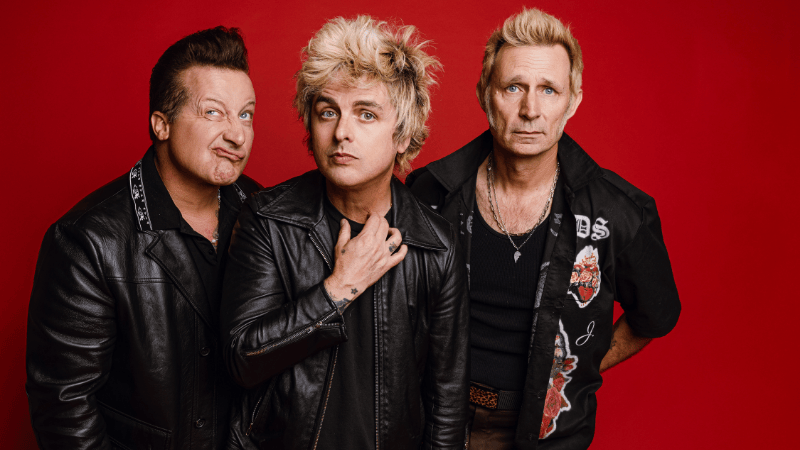 Die Bandmitglieder von Green Day von rechts nach links: Tre Cool (Schlagzeug), Billie Joe Armstrong (Gesang) und Mike Dirnt (Bass).