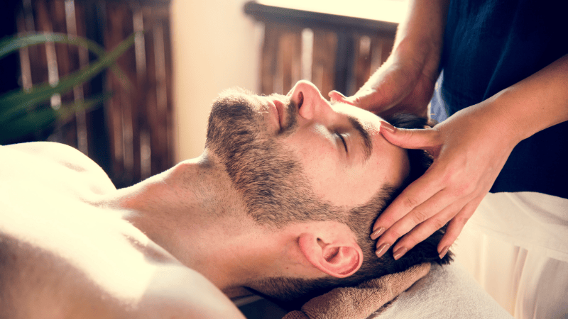 Mann bekommt eine Kopfmassage im Zuge einer "Japanese Head Spa'" Behandlung