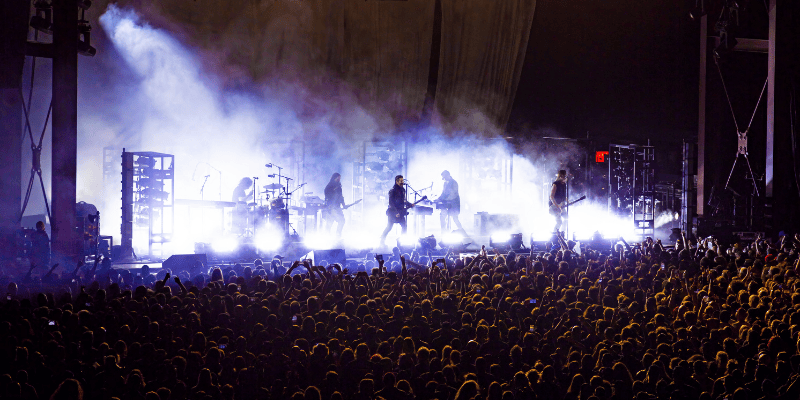 Live Open-Air Konzert von Nine Inch Nails vor einer großen Menge