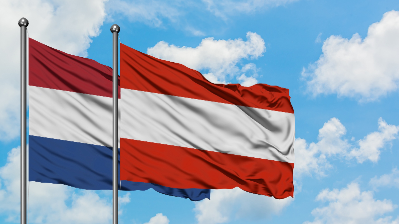 Österreich Flagge und Flagge der Niederlande wehen im Wind