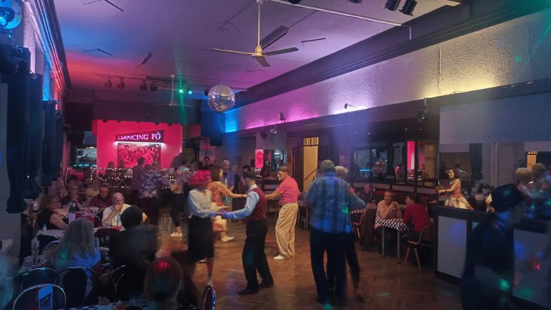 Viele tanzende Menschen im Wiener Lokal "Boogie Lounge"