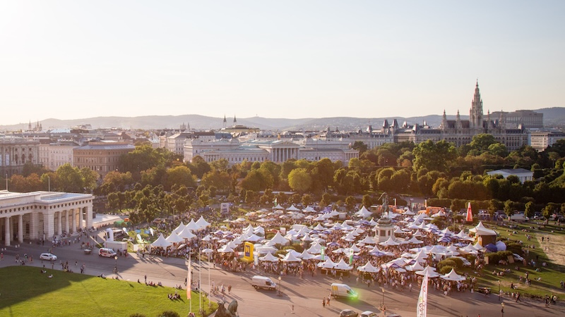Festival mit Zelten am Wiener Heldenplatz